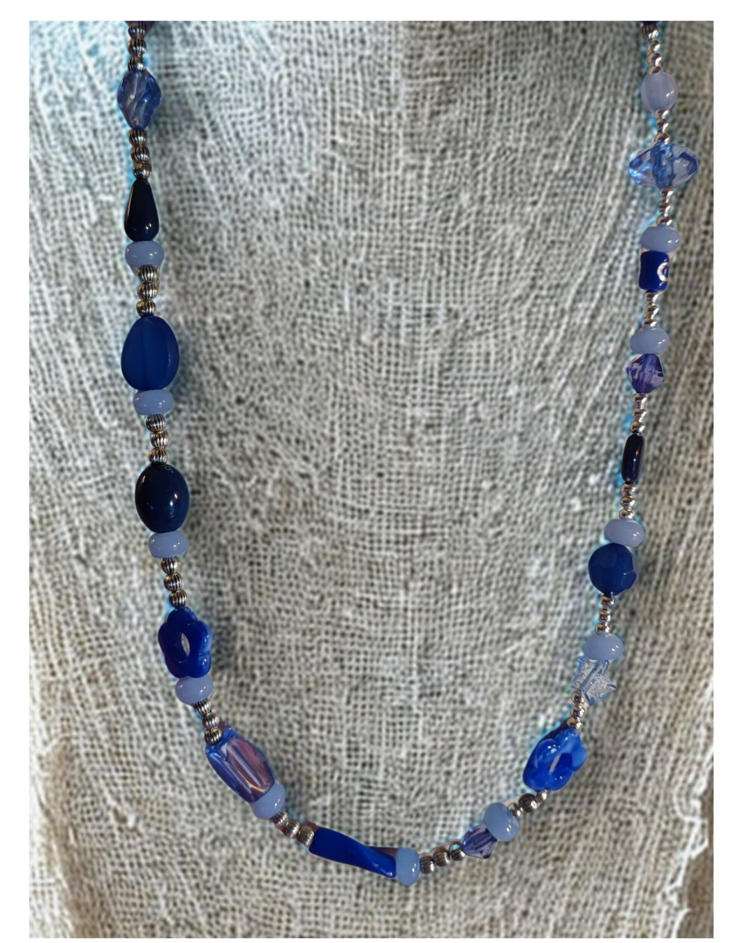 Collier femme au couleur Santorin et bleu ciel avec quelques perles argentées. Fait main pièce unique
