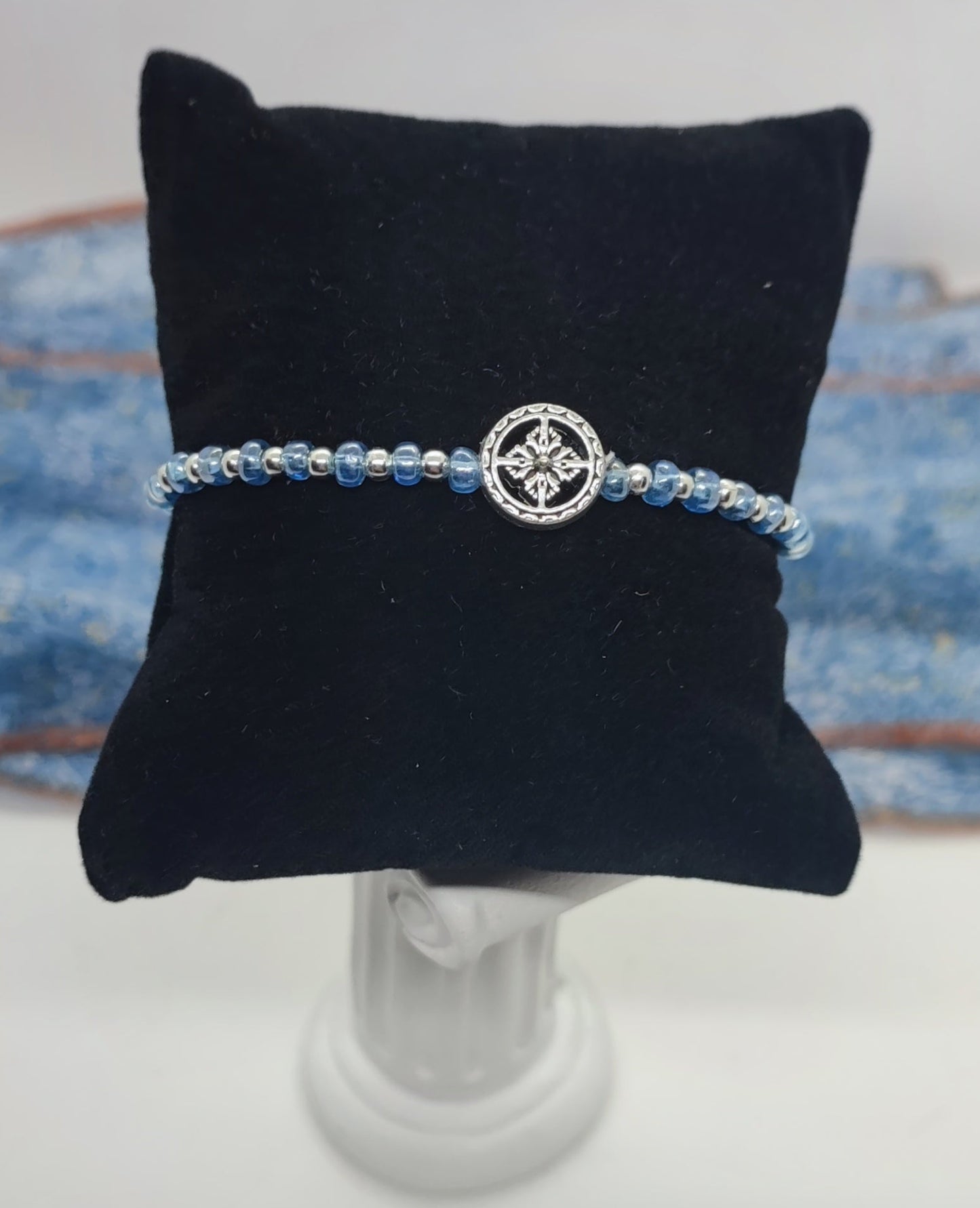 Bracelet avec perles bleues ciel et argentées avec son intercalaire argenté plat . Pour mesdemoiselles, mesdames ce petit accessoire embellira votre poignet de façon discret.fait main pièce unique .
