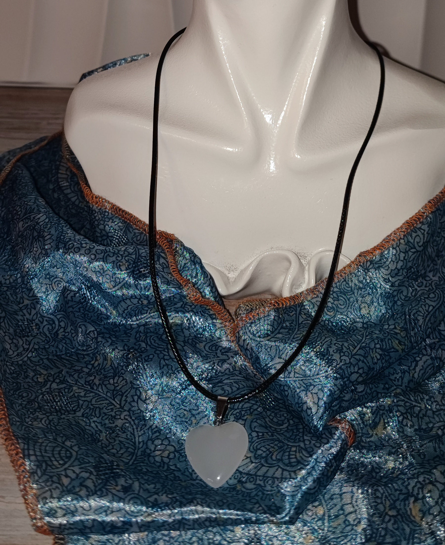 Collier cordon avec son cœur blanc plein
