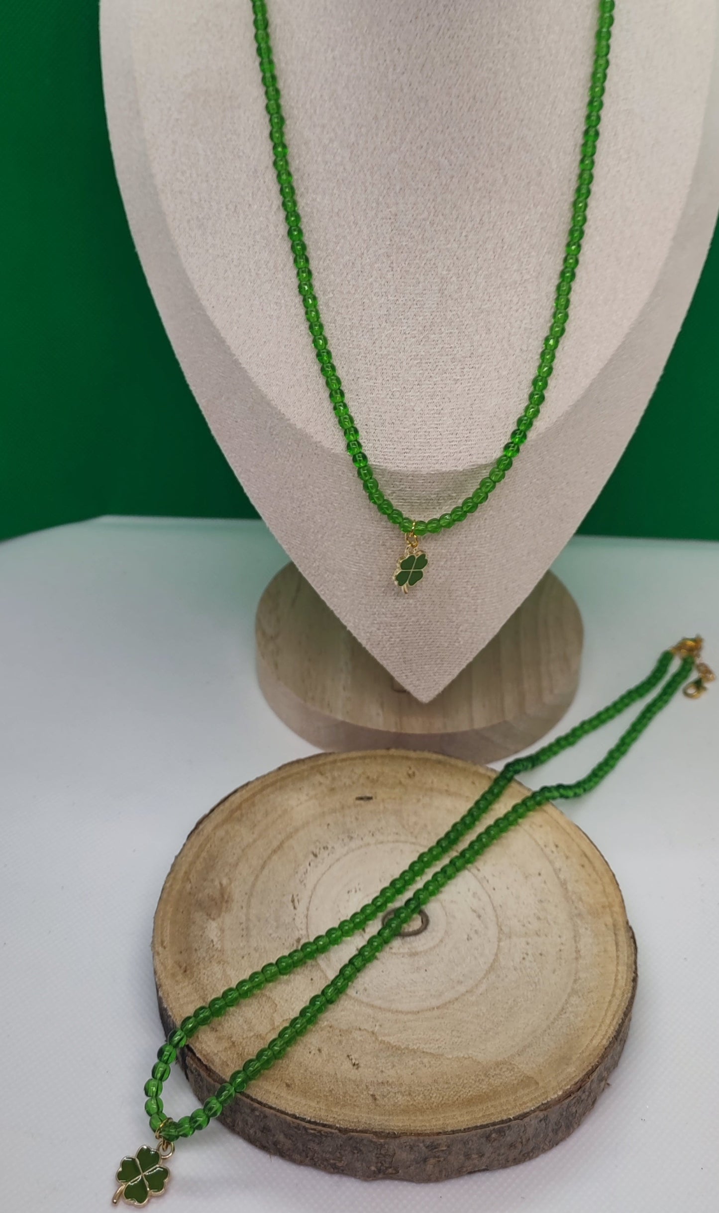 Thème trèfles collier perlé de couleur vert avec son pendentif trèfle vert pour mesdames c'est bien connu le trèfle porte bonheur,faite vous plaisir un petit cadeau pour la début d'année où faite le vous offrir .