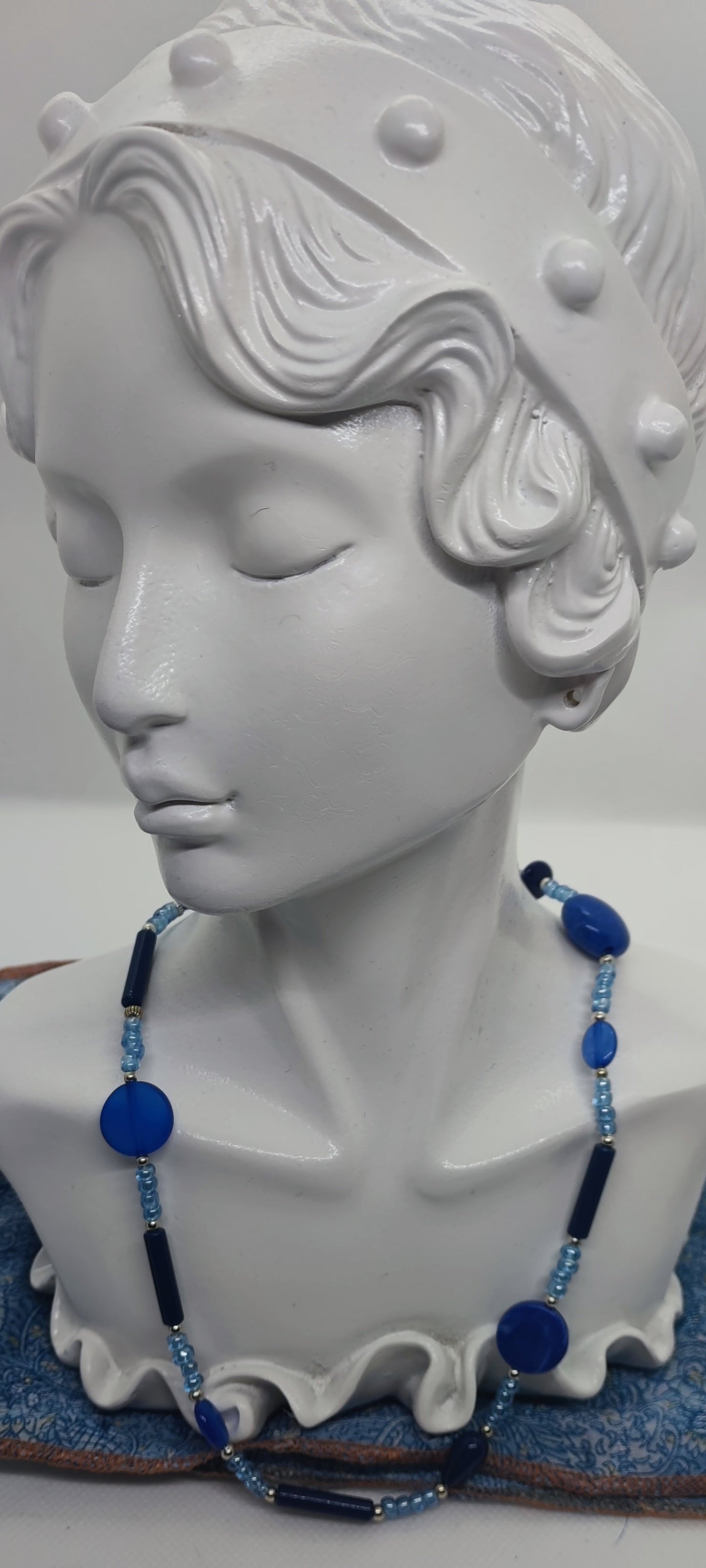 Ras de cou aux couleurs Santorin et bleu ciel . Mesdames ne résistez pas, ce bijoux est fait pour vous . C'est une pièce unique faite de mes propres mains avec passion .