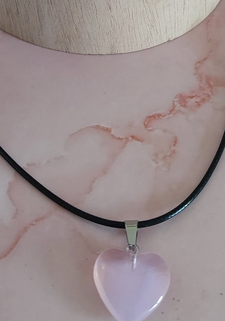 Son petit cœur rose avec transparence