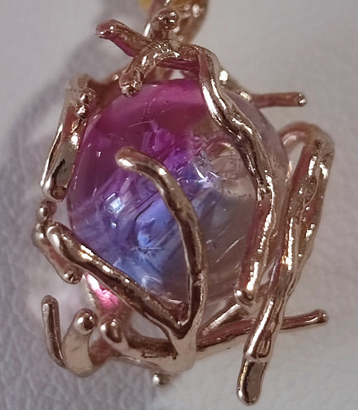 Collier chaîne dorée pendentif perle de verre rose mauve - Bijou femme artisanal