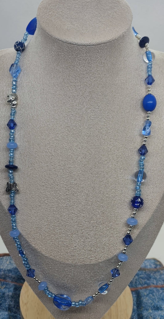 Collier au couleur bleu Santorin et bleu ciel . Avec quelques accessoires argentés . Longueur du collier 28 cm . Fait main, pièce unique . Ce collier mesdames mettra en valeur votre tenue .