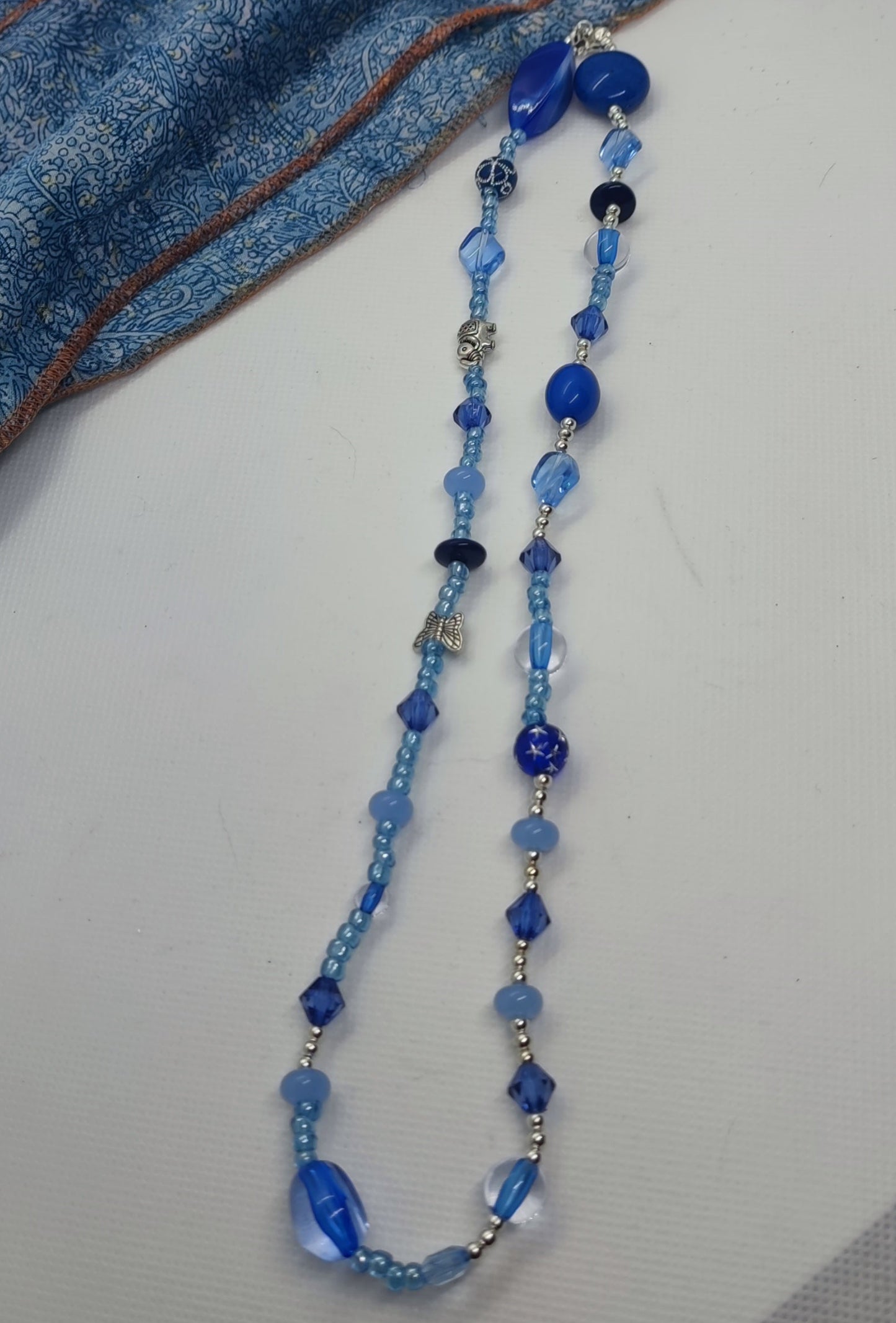 Collier au couleur bleu Santorin et bleu ciel . Avec quelques accessoires argentés . Longueur du collier 28 cm . Fait main, pièce unique . Ce collier mesdames mettra en valeur votre tenue .
