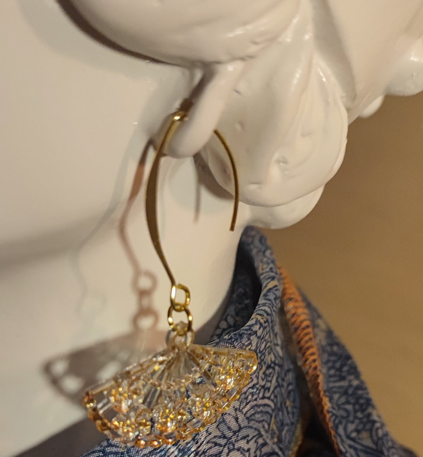 Boucles d'oreilles pendentif éventail blanc et doré - Bijou fait main