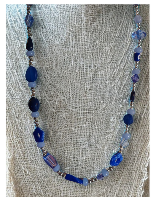 Collier femme au couleur Santorin et bleu ciel avec quelques perles argentées. Fait main pièce unique