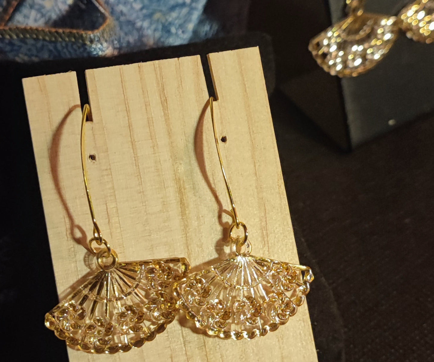 Boucles d'oreilles pendentif éventail blanc et doré - Bijou fait main