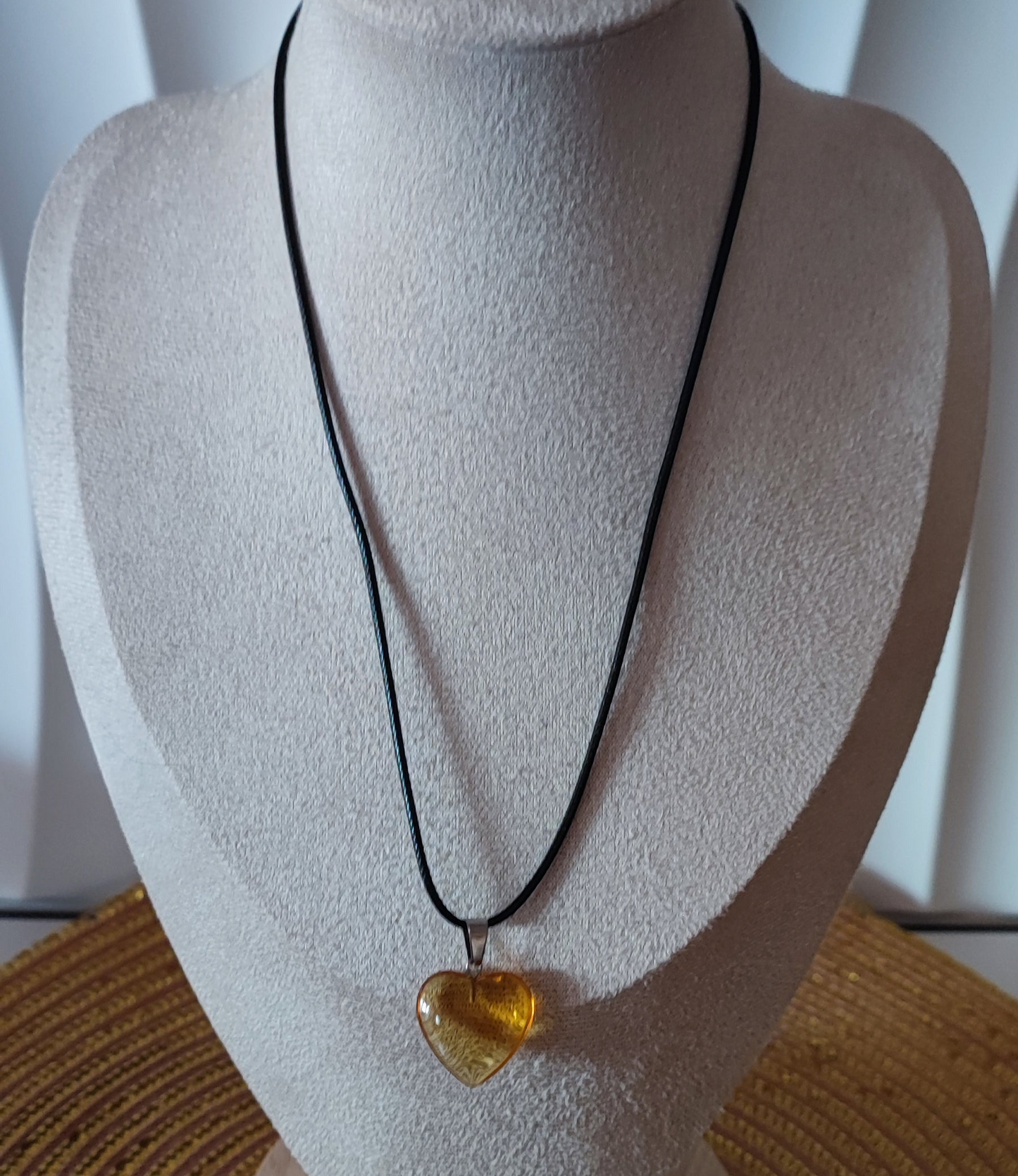 Collier cordon avec son petit cœur couleur miel