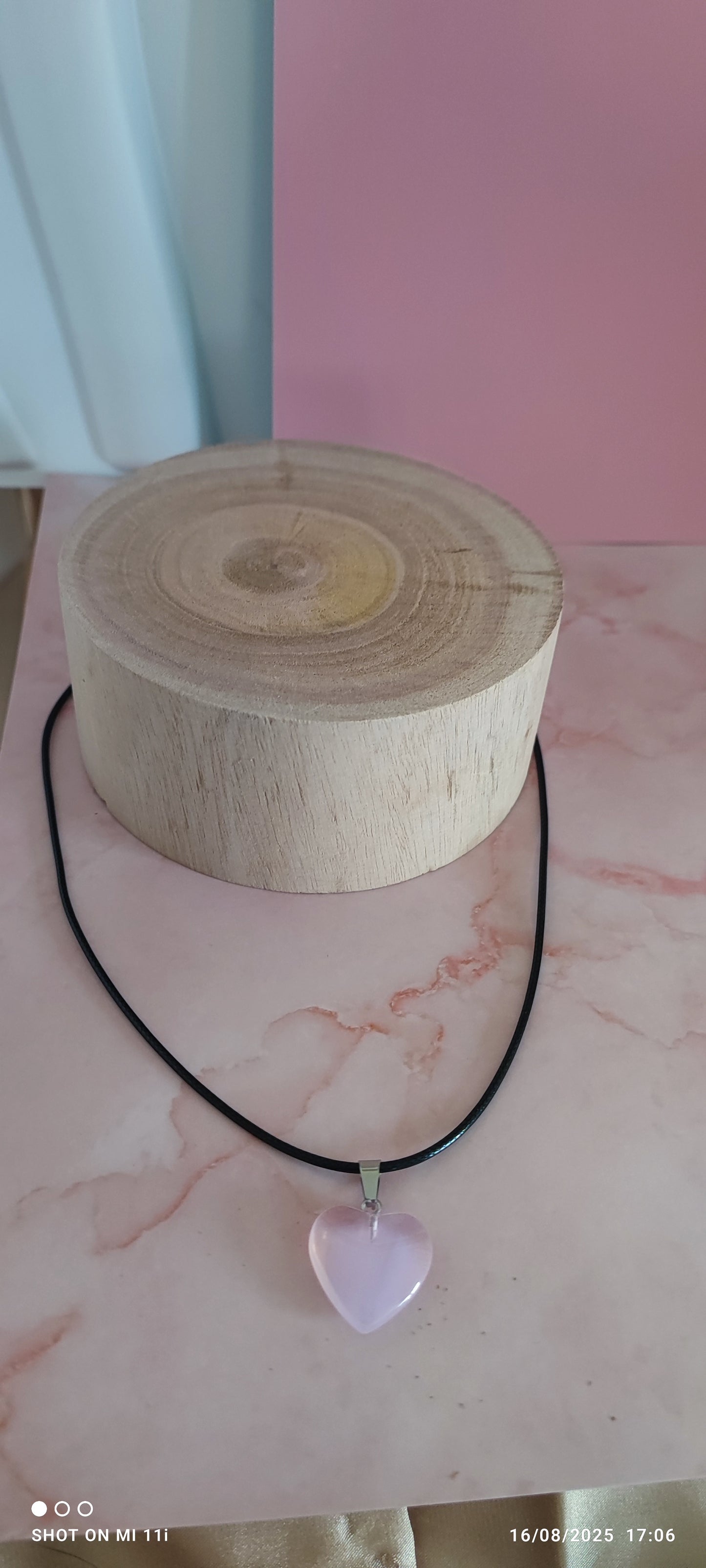 Son petit cœur rose avec transparence