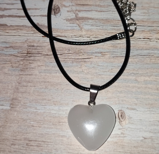 Collier cordon avec son cœur blanc plein