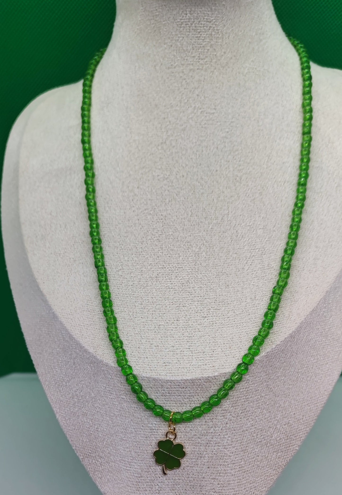Thème trèfles collier perlé de couleur vert avec son pendentif trèfle vert  pour mesdames c'est bien connu le trèfle porte bonheur,faite vous plaisir un petit cadeau pour la début d'année où faite le vous offrir .