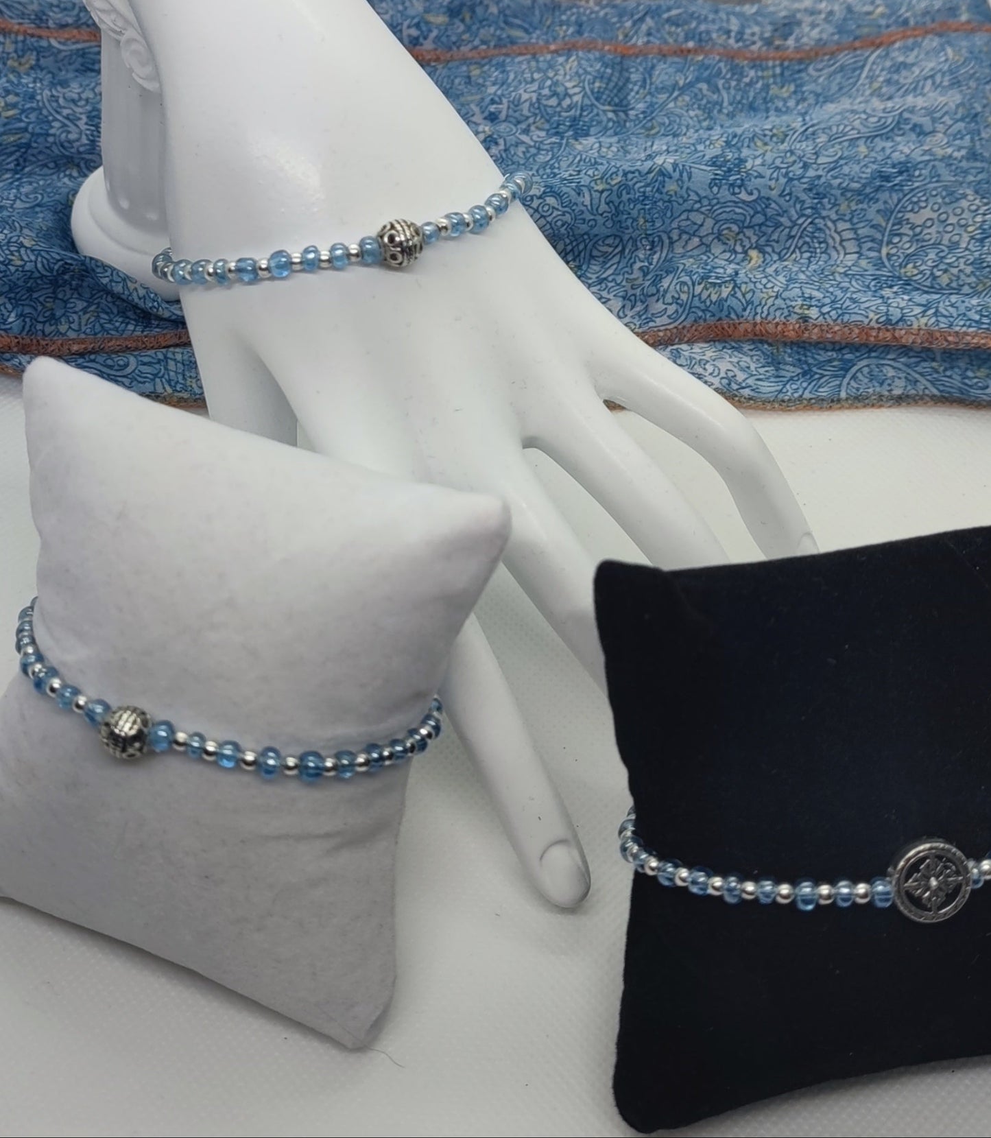 Bracelet pour femme , possibilité de faire sur mesure . Perles bleu ciel et perles argentées avec son accessoires rond argenté. Ce petit bracelet fait main pièce unique embellira vos poignets mesdemoiselles, mesdames tout en restant discret.