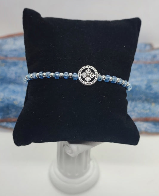 Bracelet avec perles bleues ciel et argentées avec son intercalaire argenté plat . Pour mesdemoiselles, mesdames ce petit accessoire embellira votre poignet de façon discret.fait main pièce unique .