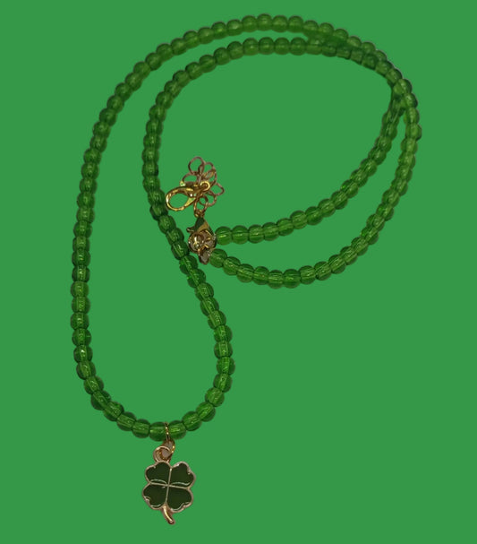 Thème trèfles collier perlé de couleur vert avec son pendentif trèfle vert  pour mesdames c'est bien connu le trèfle porte bonheur,faite vous plaisir un petit cadeau pour la début d'année où faite le vous offrir .