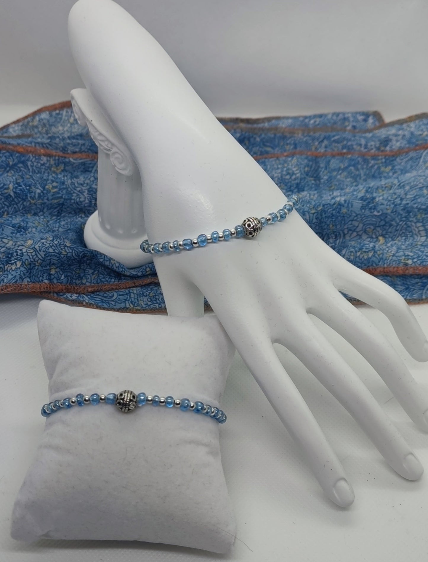 Bracelet pour femme , possibilité de faire sur mesure . Perles bleu ciel et perles argentées avec son accessoires rond argenté. Ce petit bracelet fait main pièce unique embellira vos poignets mesdemoiselles, mesdames tout en restant discret.