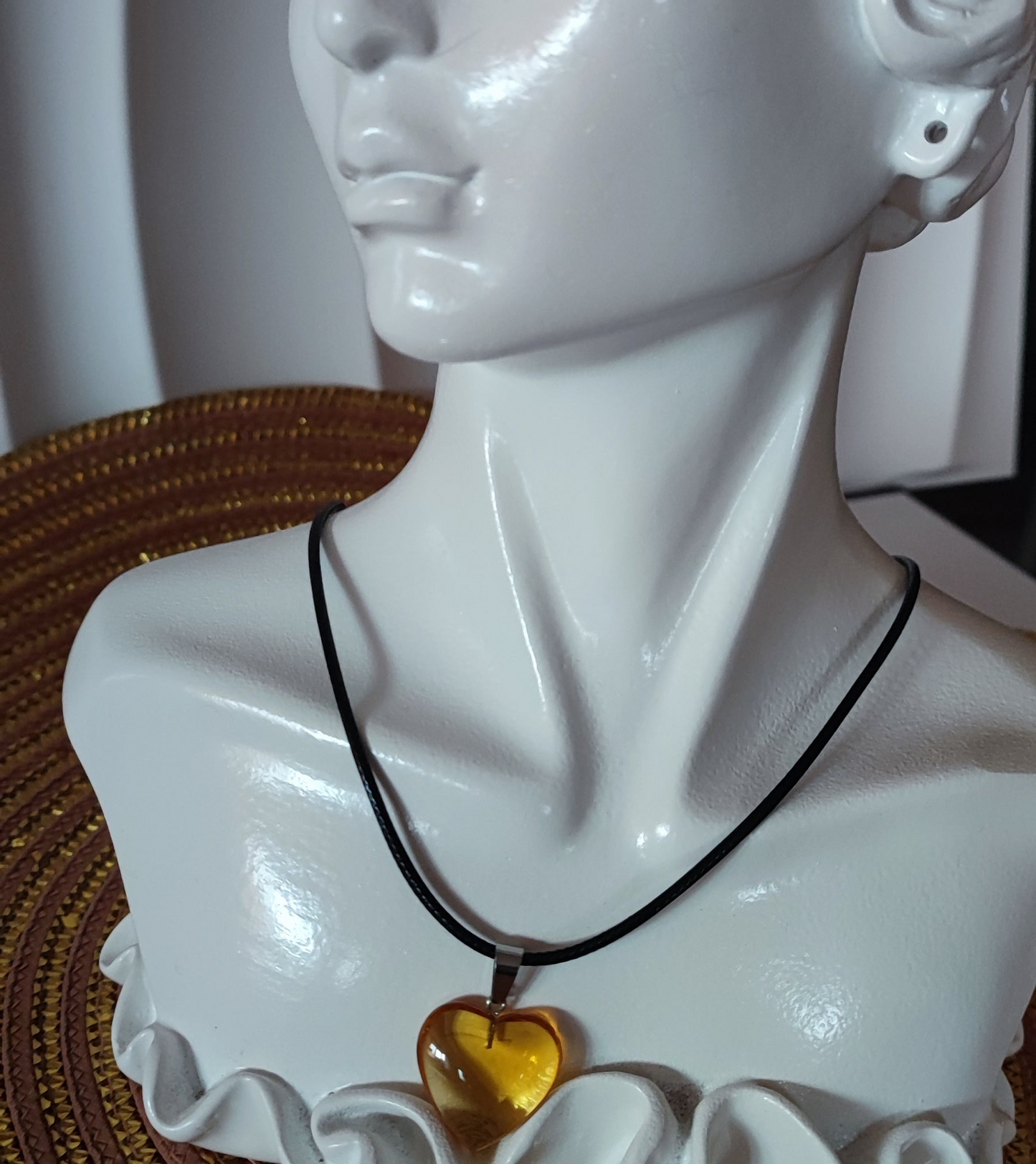 Collier cordon avec son petit cœur couleur miel