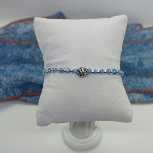 Bracelet pour femme , possibilité de faire sur mesure . Perles bleu ciel et perles argentées avec son accessoires rond argenté. Ce petit bracelet fait main pièce unique embellira vos poignets mesdemoiselles, mesdames tout en restant discret.