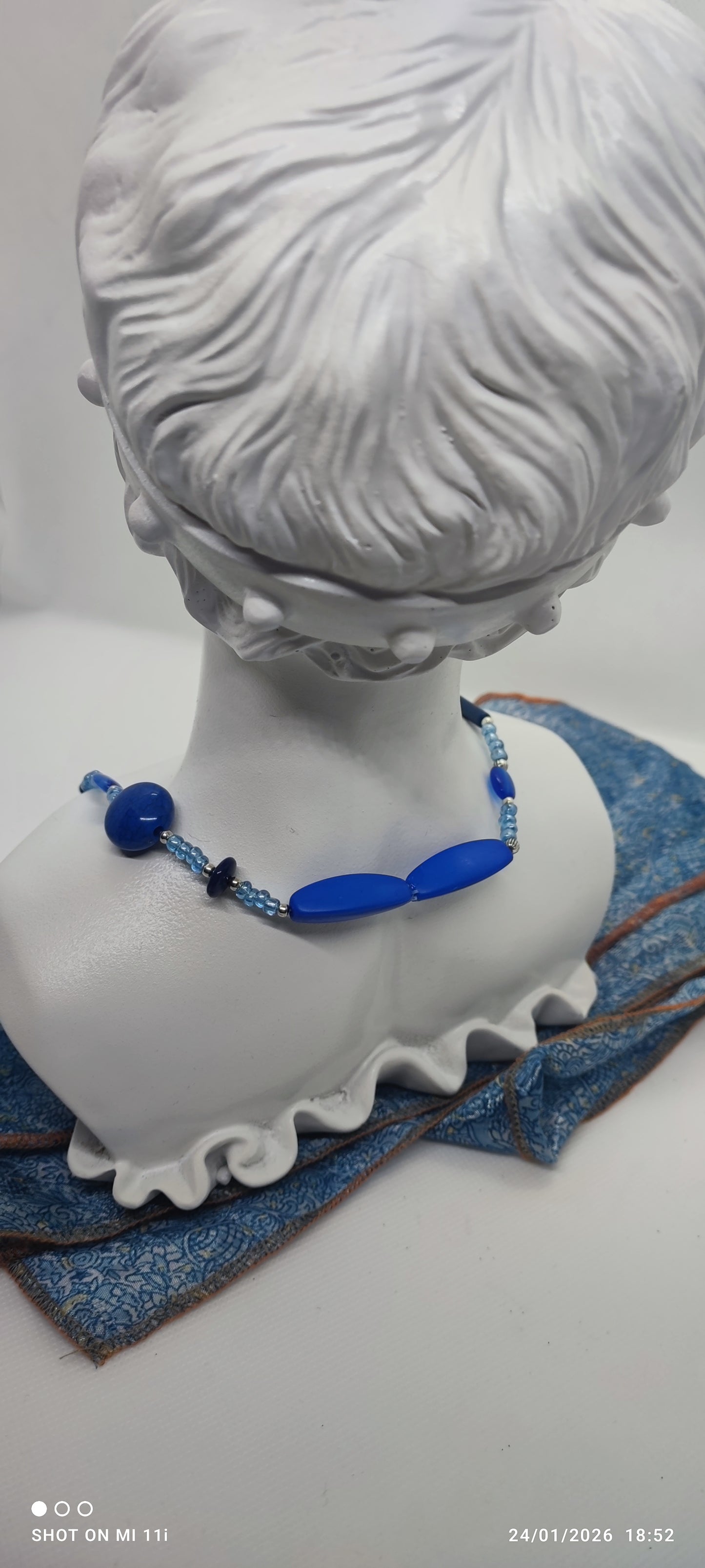 Ras de cou aux couleurs Santorin et bleu ciel . Mesdames ne résistez pas, ce bijoux est fait pour vous . C'est une pièce unique faite de mes propres mains avec passion .