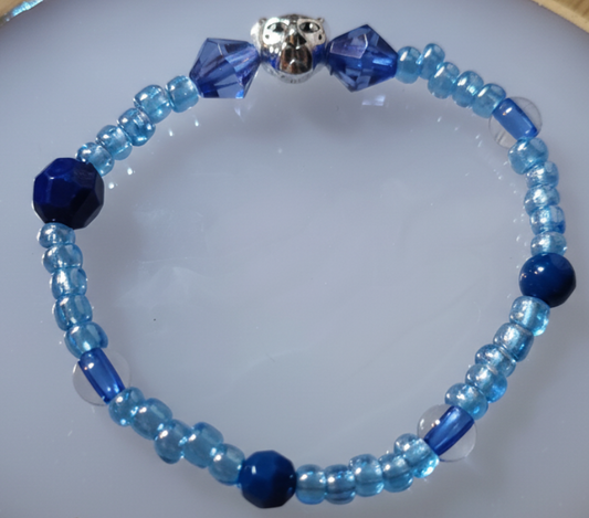 Bracelet au couleur Santorin fait main pour jeune femme entre 18 ans et 30 ans.