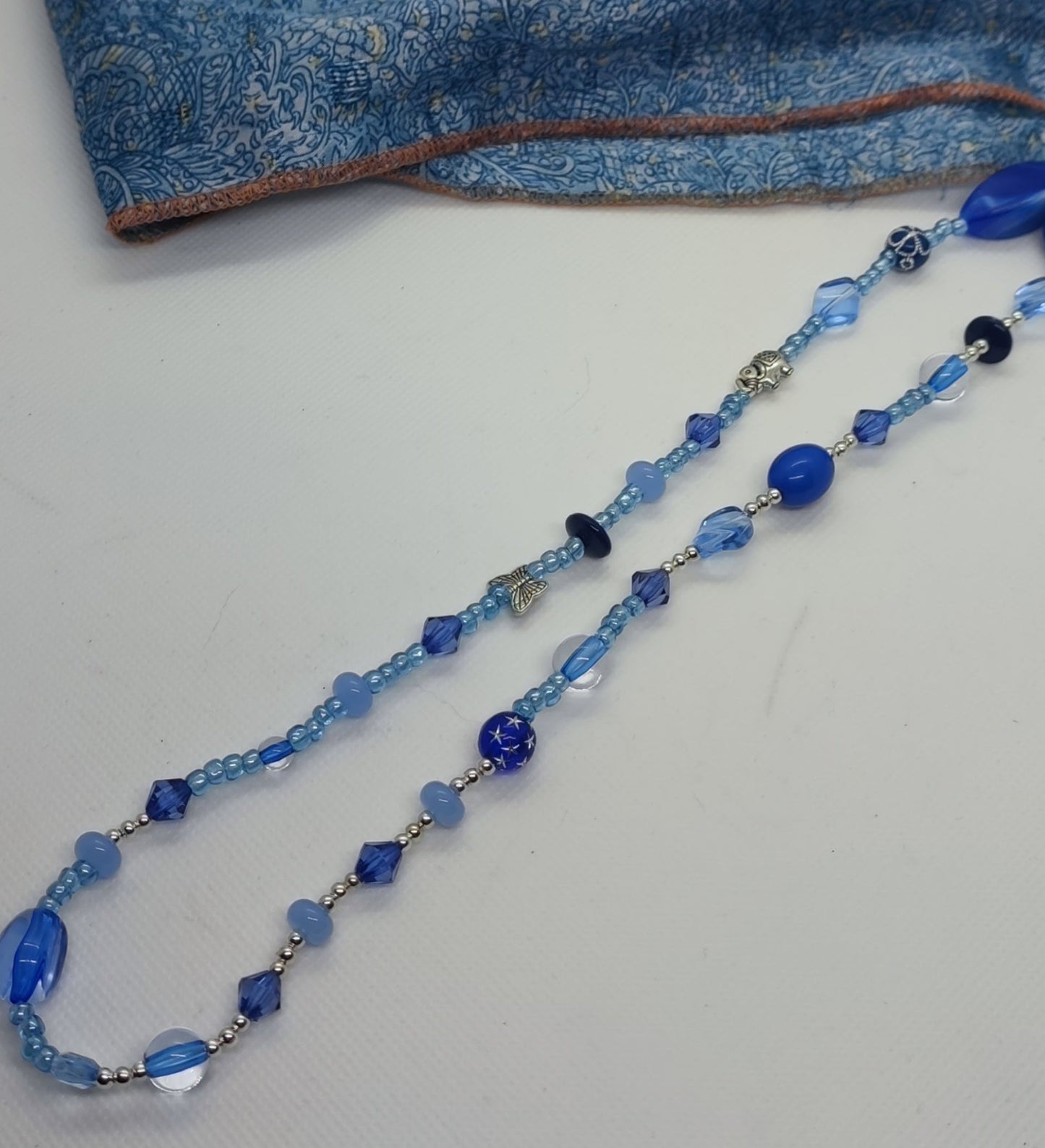 Collier au couleur bleu Santorin et bleu ciel . Avec quelques accessoires argentés . Longueur du collier 28 cm . Fait main, pièce unique . Ce collier mesdames mettra en valeur votre tenue .