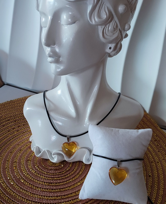 Collier cordon avec son petit cœur couleur miel