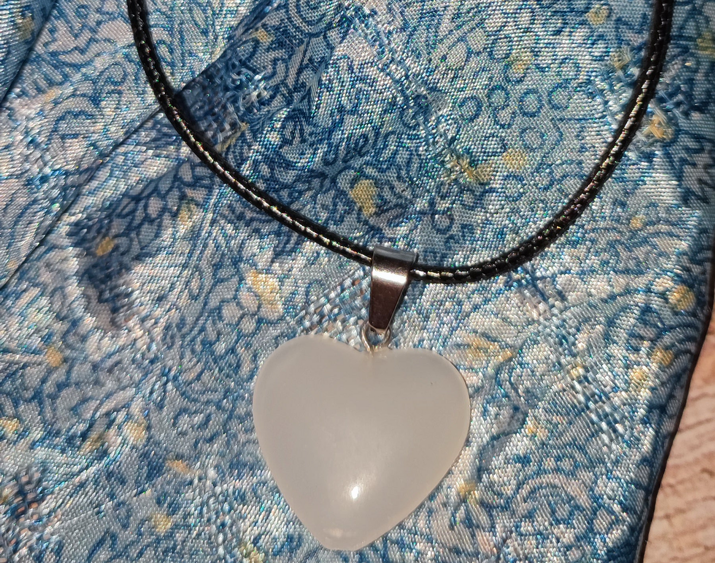 Collier cordon avec son cœur blanc plein